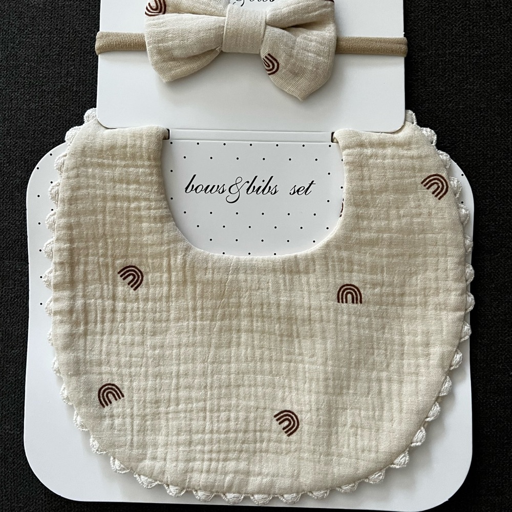 BNWT Bib & Bow